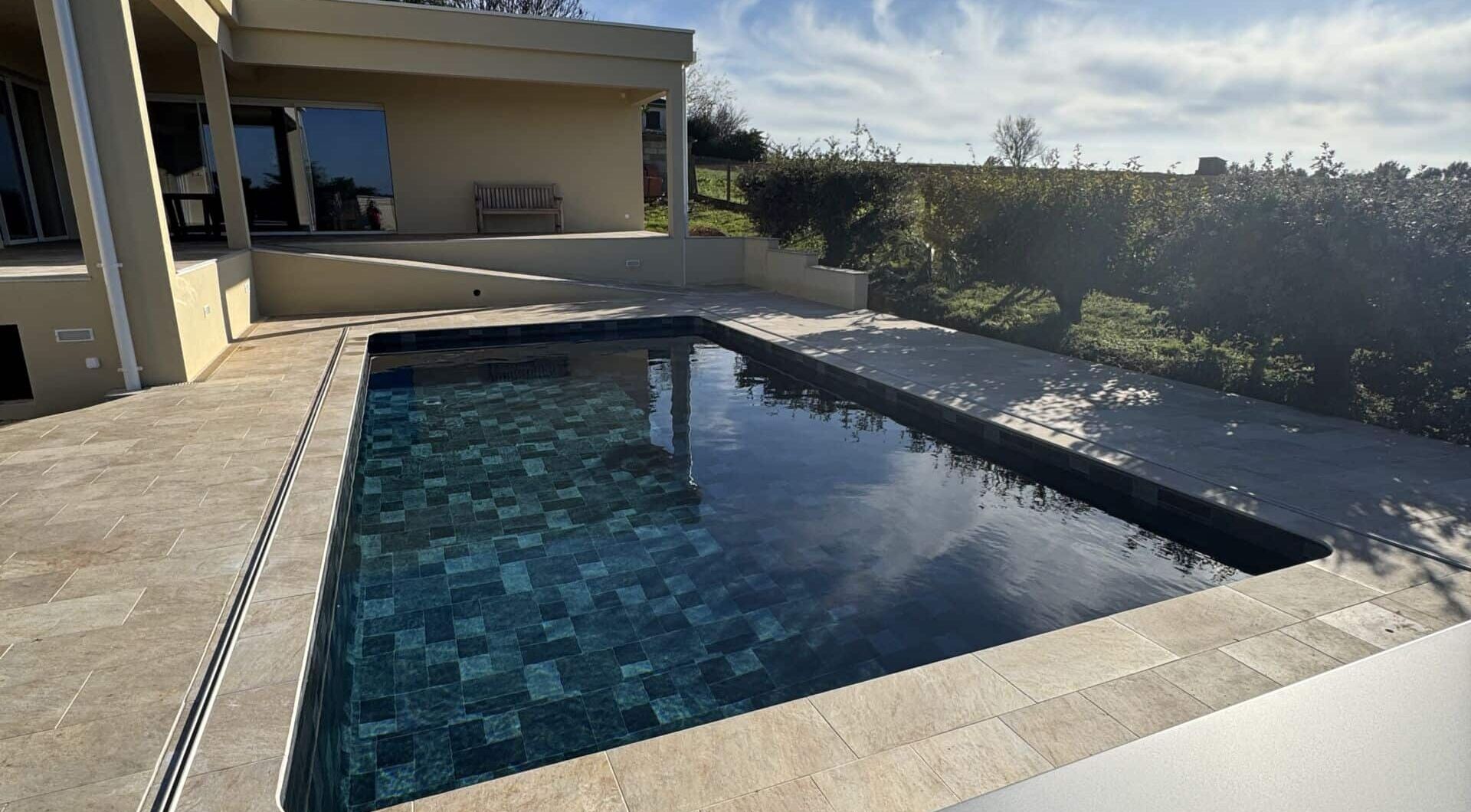 piscine en terrasse avec vue sur la maison