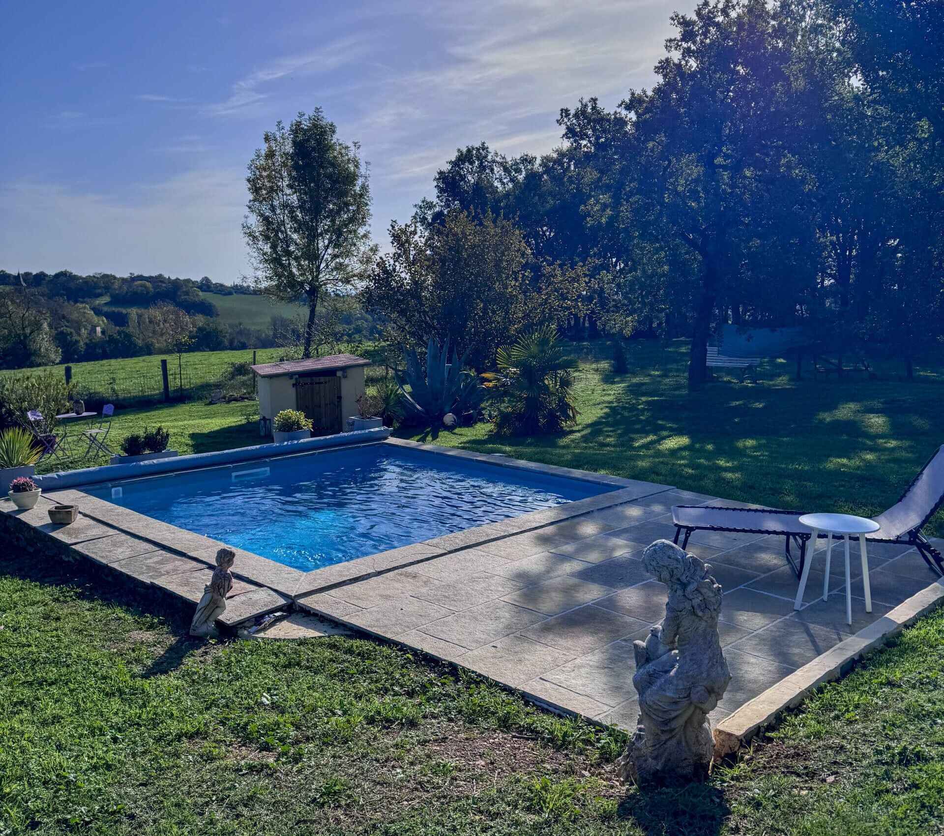 piscine ensoleillée dans un paysage de campagne